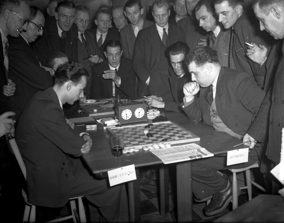 Roozenburg (links) tegen Ghestem (Frankrijk). Wereldkampioenschap Dammen, Bestanddeelnr 903-1233