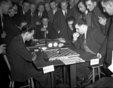Roozenburg (links) tegen Ghestem (Frankrijk). Wereldkampioenschap Dammen, Bestanddeelnr 903-1233