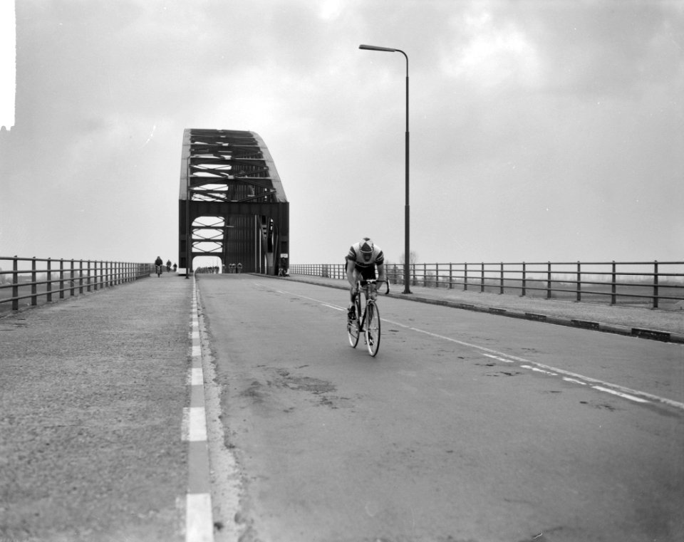 Ronde van Nederland , Peter Post als tweede voor het peleton over de brug, Bestanddeelnr 915-1395