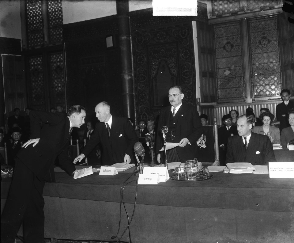 Ronde Tafel Conferentie , slotzitting in Ridderzaal, Dr. Drees spreekt, Bestanddeelnr 903-6868
