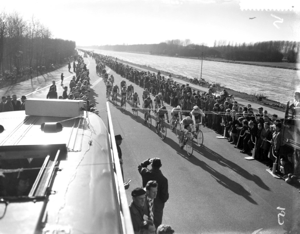 Ronde van de Bosbaan verreden, kop Piet Van Damen overzicht van het grote peloto, Bestanddeelnr 910-2485