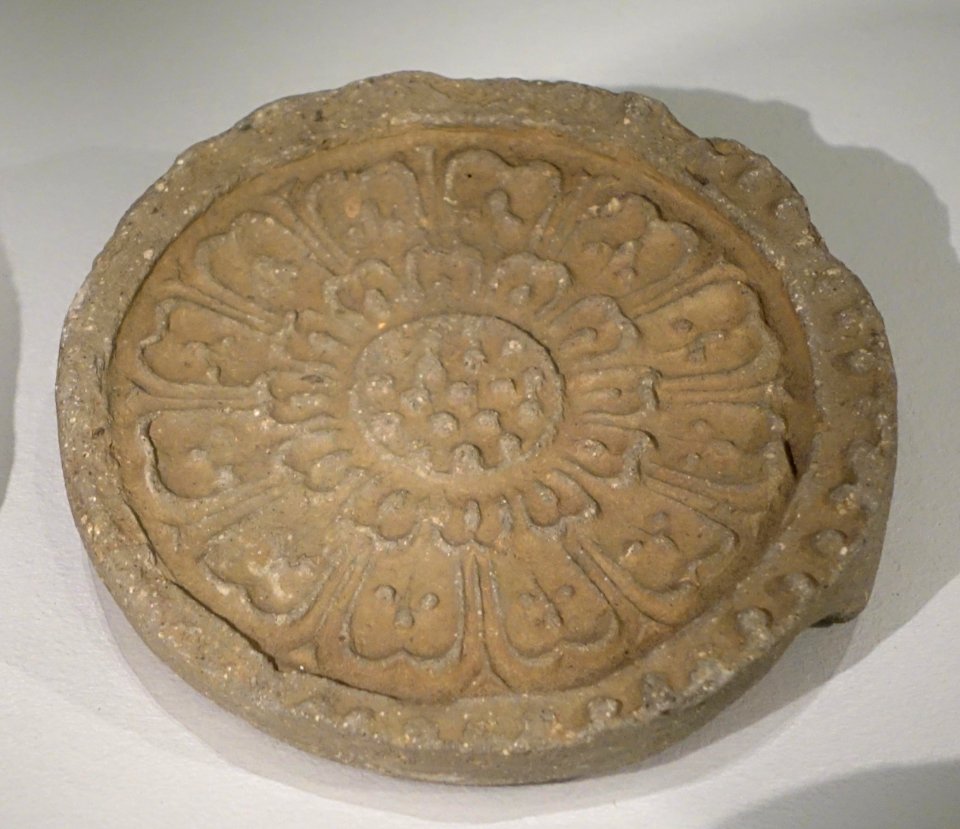 Roof tile decorated with lotus flower, Korea, Unified Silla, 668-935 AD, earthenware - Östasiatiska museet, Stockholm - DSC09408