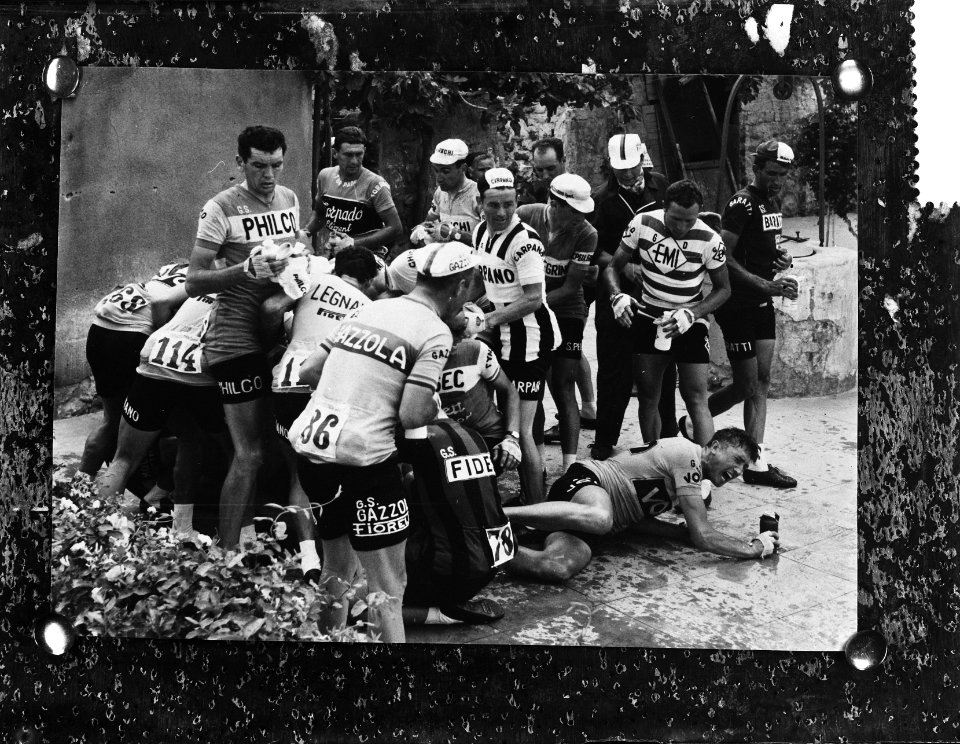 Ronde van Italie (Giro) bij het tappen van water door waterdragers is een renne, Bestanddeelnr 912-5360
