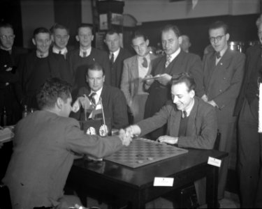 Roozenburg wereldkampioen dammen te IJmuiden, Bestanddeelnr 903-1211