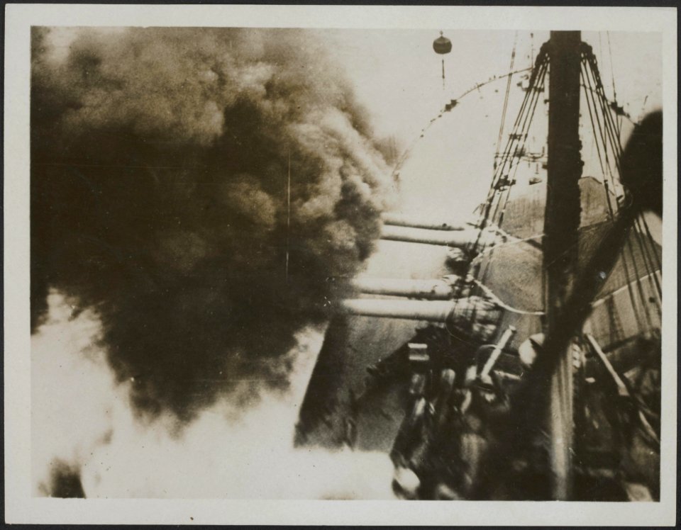 Royal Sovereign firing her after turret guns, Bestanddeelnr 158-2692