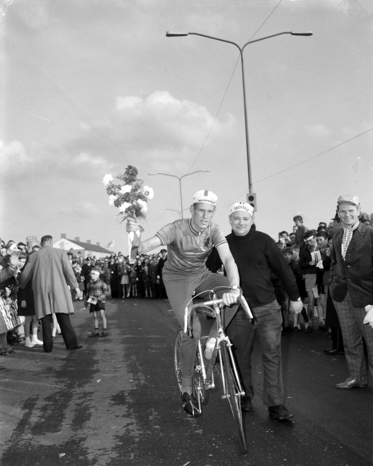 Ronde van Nederland , Winaar Lex van Kreuningen rijdt ereronde, Bestanddeelnr 915-1550