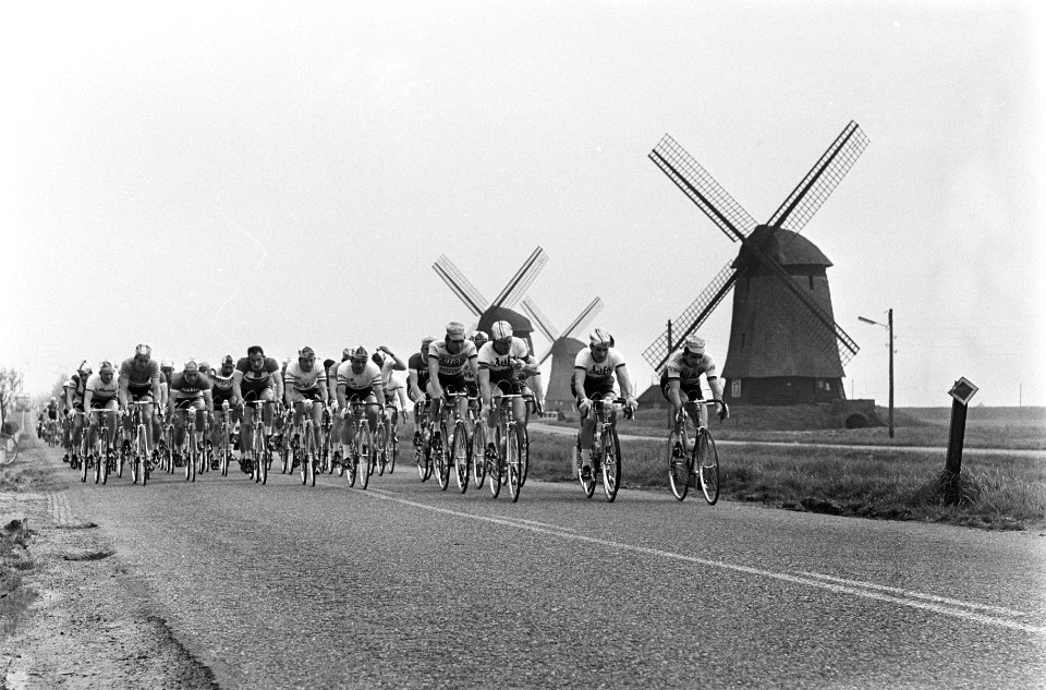 Ronde van Nederland, een gesloten groep in het polderland van Noord Holland, Bestanddeelnr 917-7617