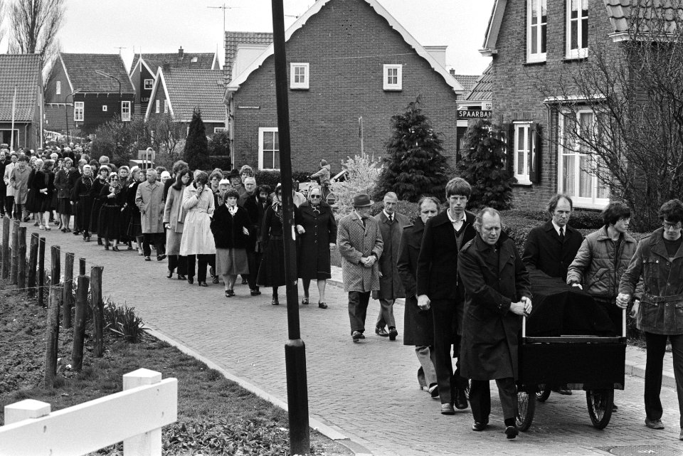 Rouwstoet lopend achter de kist, Bestanddeelnr 932-5610