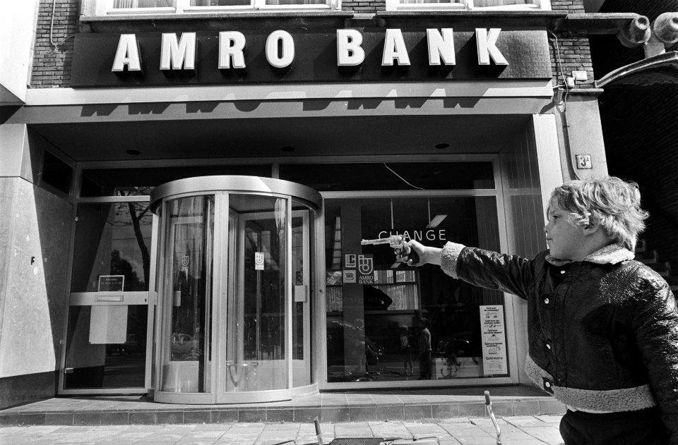 Roofoverval bij Amro-bank, Beethovenstraat, Amsterdam, Bestanddeelnr 923-6861