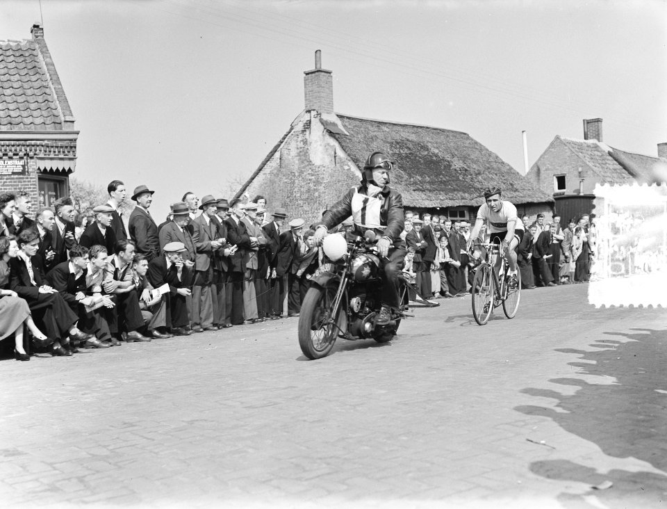 Ronde van Etten achter Molner, Bestanddeelnr 905-0545