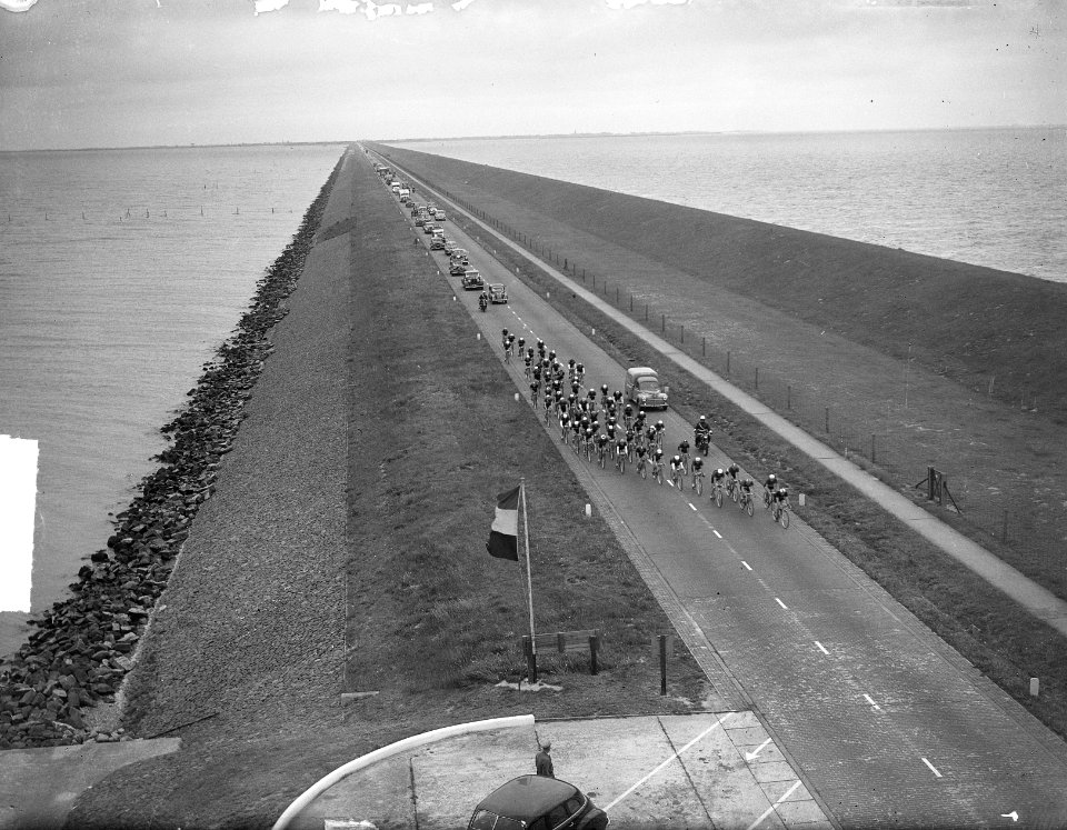 Ronde van Nederland. Wielrenners op de Afsluitdijk richting Friesland, Bestanddeelnr 903-9792