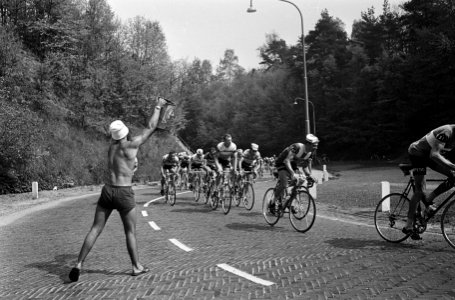 Ronde van Nederland, een jongen zorgt voor verkoeling voo de renners, Bestanddeelnr 917-7751