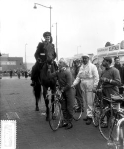 Ronde van Nederland , renners bij start, Wout Wagtmans bij politiepaard, Bestanddeelnr 907-0896