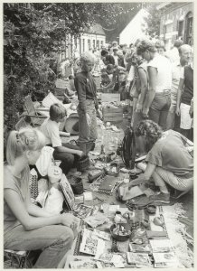 Rommelmarkt in de Vlugthovenstraat in Santpoort tijdens de jaarlijkse feestweek. NL-HlmNHA 54013171