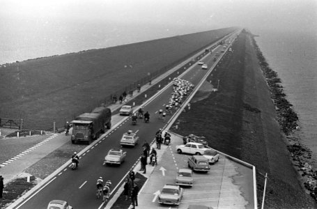 Ronde van Nederland, de wielrenners op de Afsluitdijk, Bestanddeelnr 917-7619