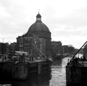 Ronde Lutherse kerk aan het Singel vanaf de Haarlemmersluis, Bestanddeelnr 254-3240