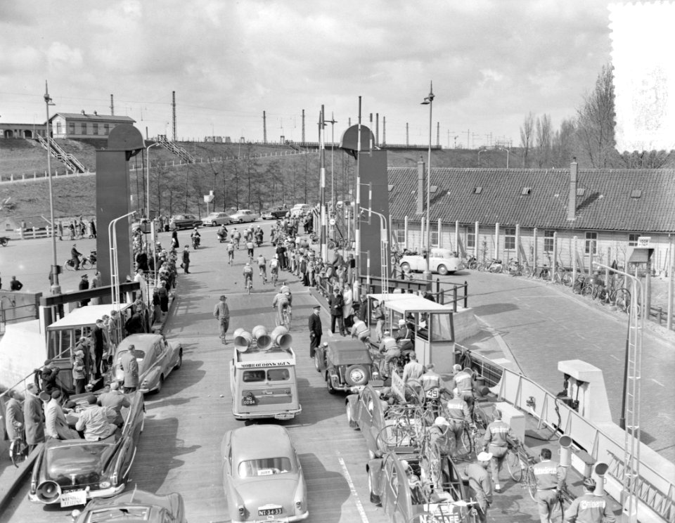 Ronde van Nederland , renners op de pont Hembrug, Bestanddeelnr 907-0908