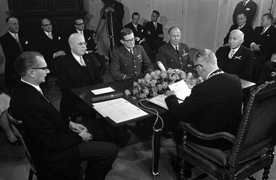 Rond de tafel vlnr. een bode, L. Beel, mr. Pieter van Vollenhoven, A.B. Wolff, w, Bestanddeelnr 921-2715