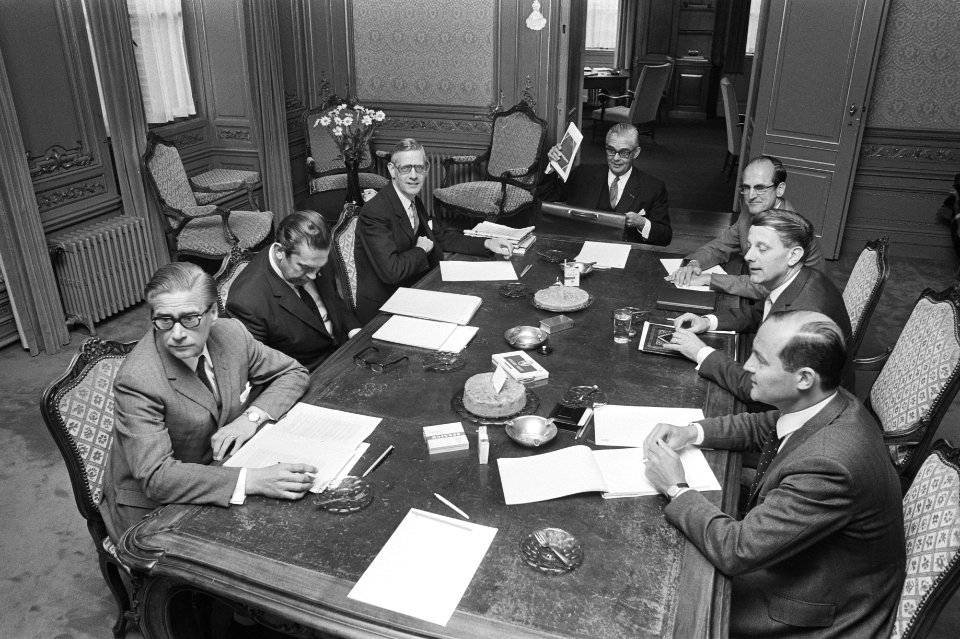 Rond de tafel v.l.n.r. Veringa (KVP), Biesheuvel (ARP), Udink (CHU), Geertsema (, Bestanddeelnr 924-5845