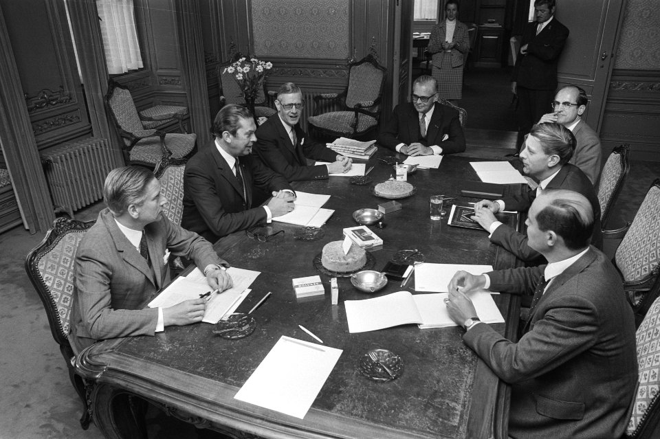 Rond de tafel v.l.n.r. Veringa (KVP), Biesheuvel (ARP), Udink (CHU), Geertsema (, Bestanddeelnr 924-5844