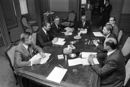 Rond de tafel v.l.n.r. Veringa (KVP), Biesheuvel (ARP), Udink (CHU), Geertsema (, Bestanddeelnr 924-5844