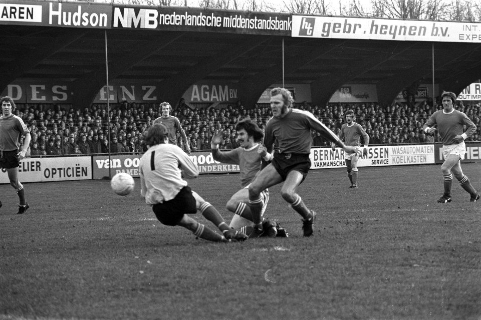 Roosendaal RBC tegen PSV 0-4, Rene van de Kerkhof is doorgebroken (r), Bestanddeelnr 927-6028