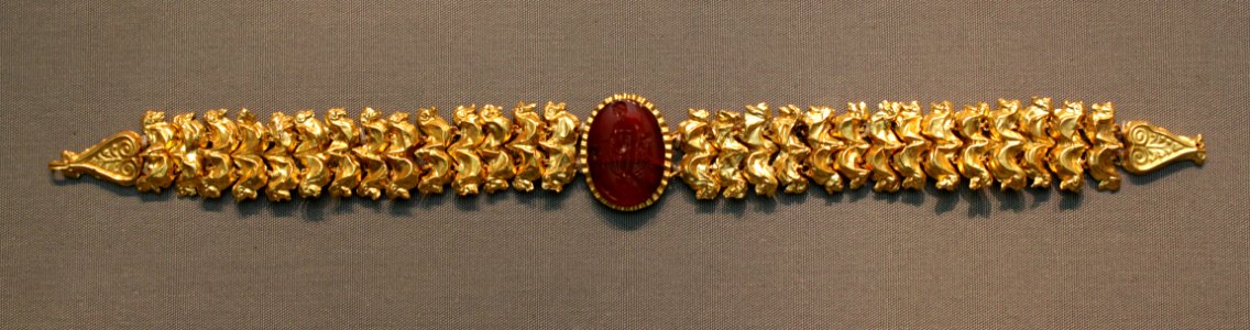 Roman jewellery Gold Carnelian Berlin Altes Museum 27042018