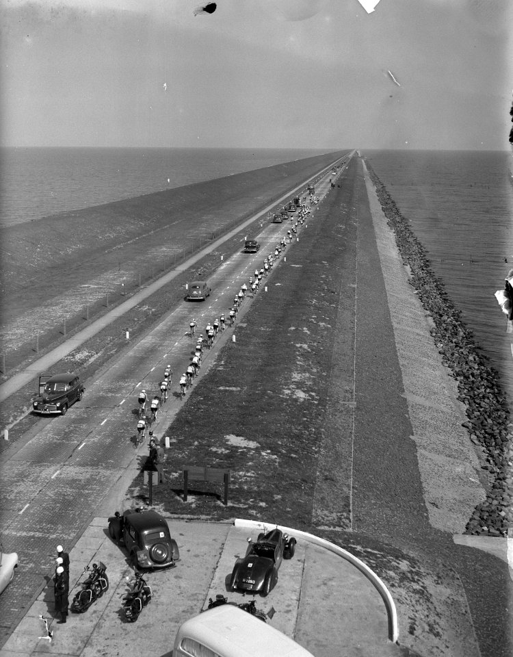 Ronde van Nederland. Bij het monument op Afsluitdijk, Bestanddeelnr 902-7061