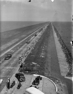 Ronde van Nederland. Bij het monument op Afsluitdijk, Bestanddeelnr 902-7061