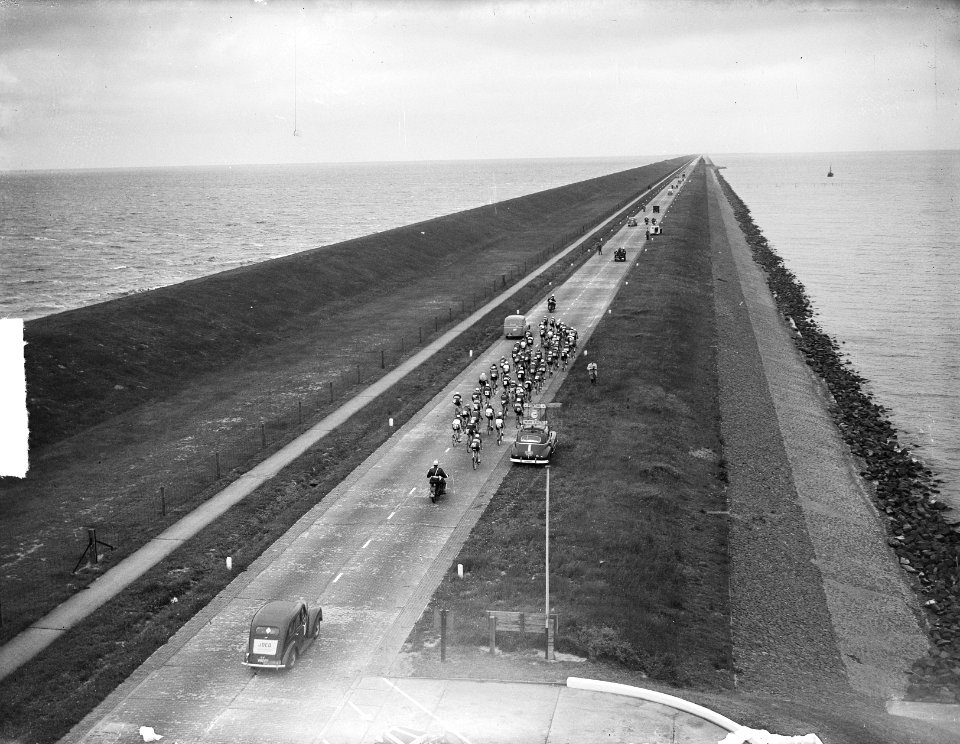 Ronde van Nederland. Wielrenners op de Afsluitdijk richting Friesland, Bestanddeelnr 903-9791