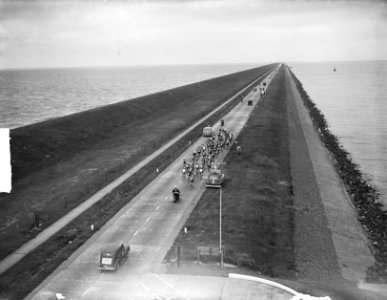 Ronde van Nederland. Wielrenners op de Afsluitdijk richting Friesland, Bestanddeelnr 903-9791