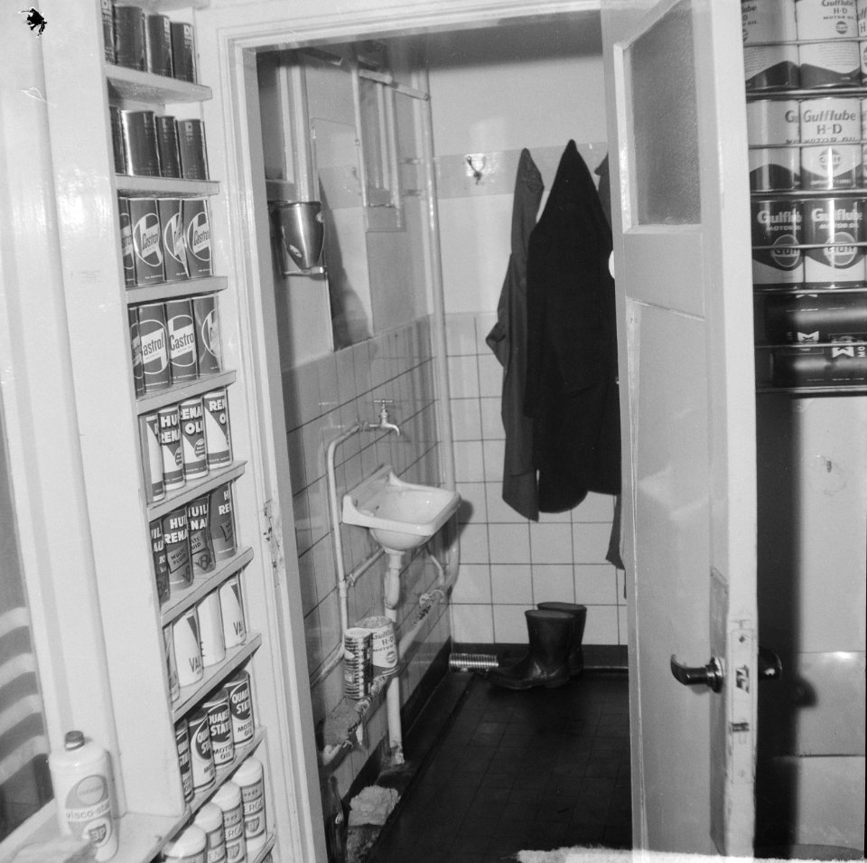Roofoverval op garage Kuyper op de Middenweg te Amsterdam het toilet waar Arie v, Bestanddeelnr 917-2941
