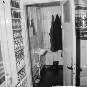 Roofoverval op garage Kuyper op de Middenweg te Amsterdam het toilet waar Arie v, Bestanddeelnr 917-2941