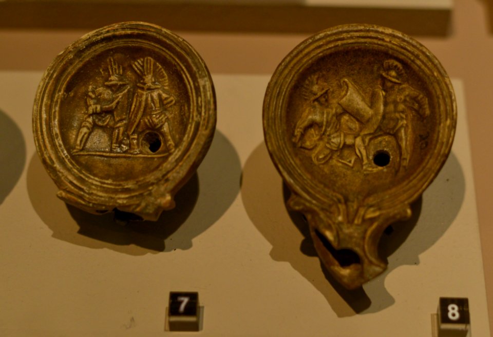 Roman lamps with gladiators - Musée gallo-romain de Fourvière (inv 128)
