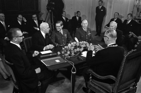 Rond de tafel vlnr. een bode, L. Beel, mr. Pieter van Vollenhoven, A.B. Wolff, w, Bestanddeelnr 921-2710