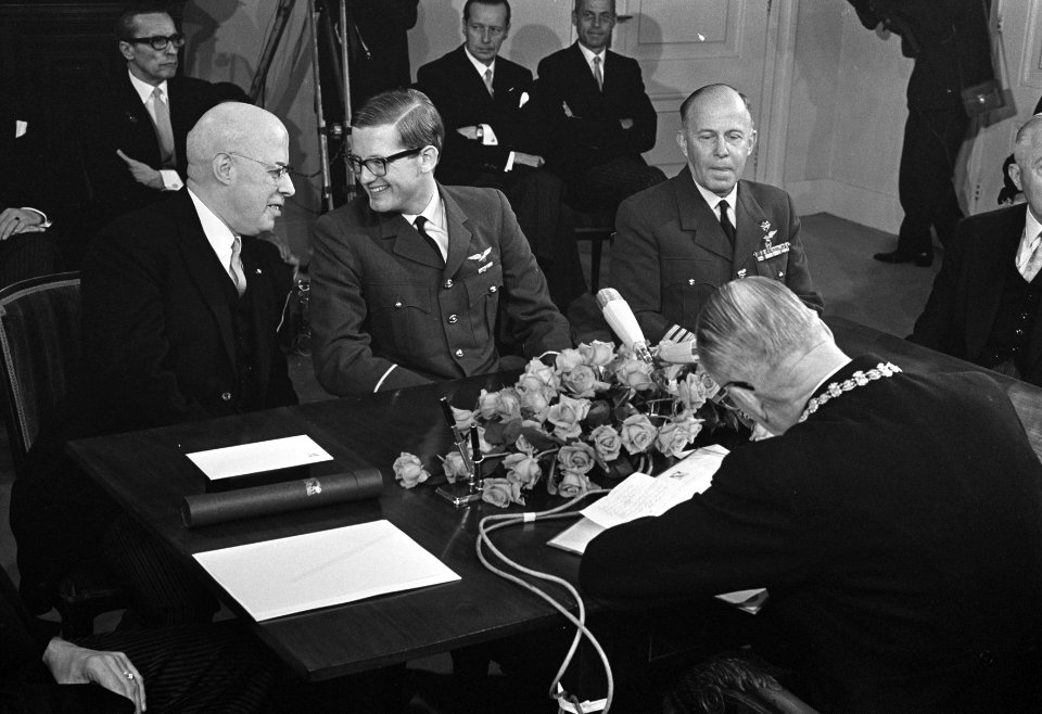 Rond de tafel vlnr. L. Beel, mr. Pieter van Vollenhoven, A.B. Wolff, wethouder …, Bestanddeelnr 921-2712
