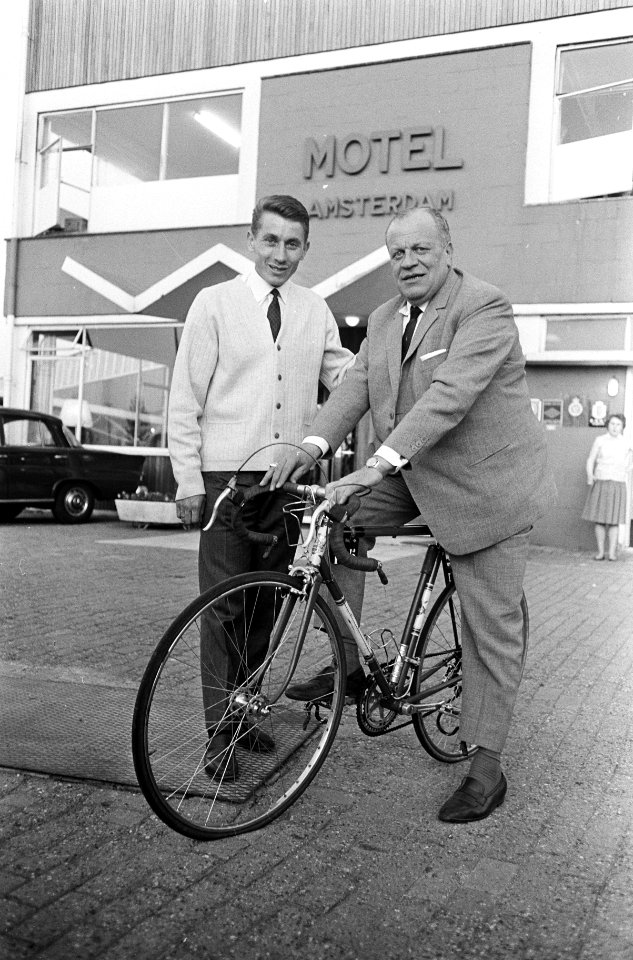 Ronde van Nederland, rondebaas Kurt Vyth op de fiets me naast hem Anquetil, Bestanddeelnr 917-7543