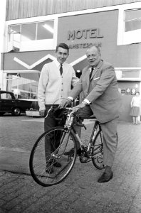 Ronde van Nederland, rondebaas Kurt Vyth op de fiets me naast hem Anquetil, Bestanddeelnr 917-7543