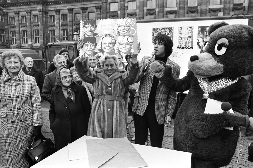Ron Brandsteder (met microfoon) en Bella Beer (rechts) kochten op de Dam postzeg, Bestanddeelnr 931-7952