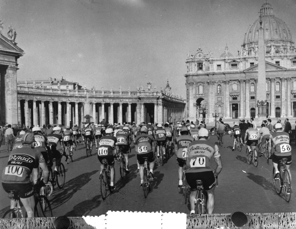 Ronde van Italie. De renners verlaten Rome, Bestanddeelnr 905-7379
