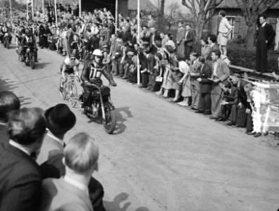 Ronde van Etten achter Molner Wagtmans, Bestanddeelnr 905-0542