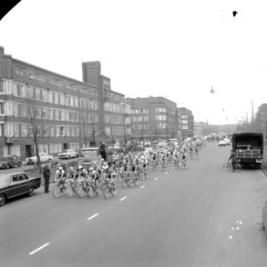 Ronde van Nederland, start te Amstelveen, renners op de Insulindeweg in Amsterda, Bestanddeelnr 917-7560