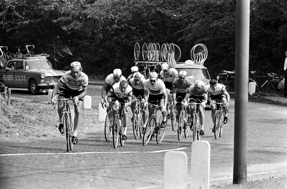 Ronde van Nederland, de kopgroep van 10 man bij Beek, midden Jan Janssen, Bestanddeelnr 917-7750