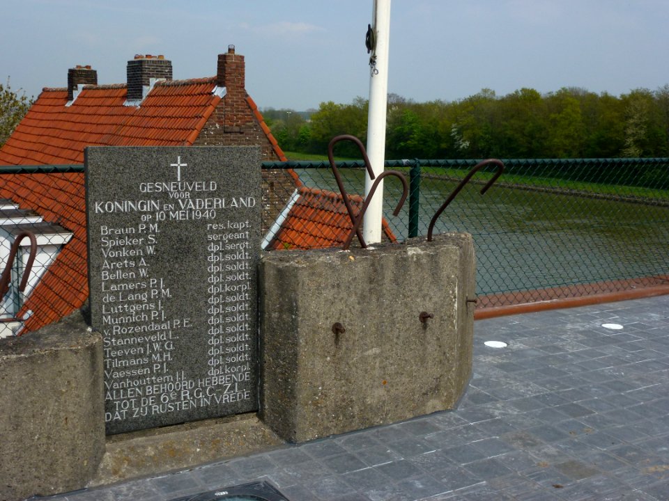 Roosteren (Echt-Susteren) oorlogsmonument bij brug Julianankanaal