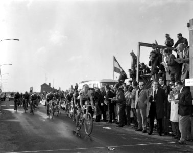Ronde van Nederland , Finish Helmond Het peloton, Bestanddeelnr 915-1555