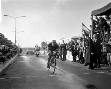 Ronde van Nederland , Finish 5e etappe in Helmond Etappewinnaar Piet van Est, Bestanddeelnr 915-1551