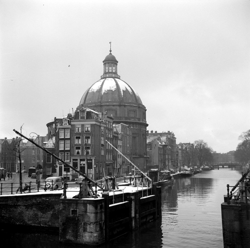 Ronde Lutherse kerk met besneeuwde koepel aan het Singel vanaf de Haarlemmerslui, Bestanddeelnr 254-3242