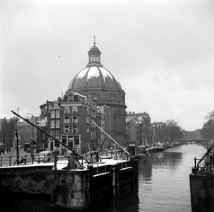 Ronde Lutherse kerk met besneeuwde koepel aan het Singel vanaf de Haarlemmerslui, Bestanddeelnr 254-3242