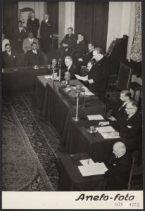 Ronde Tafel Conferentie met de West door minister-president dr. W. Drees met een, Bestanddeelnr 079-0752