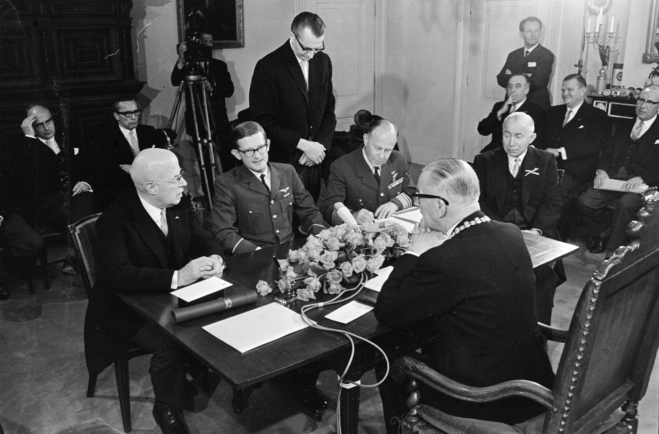 Rond de tafel vlnr. L. Beel, mr. Pieter van Vollenhoven, A.B. Wolff (die de gebo, Bestanddeelnr 921-2711